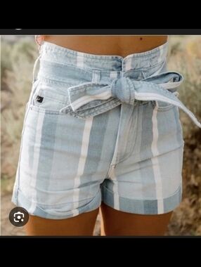 Kancan M high-waisted striped shorts w/ removable belt